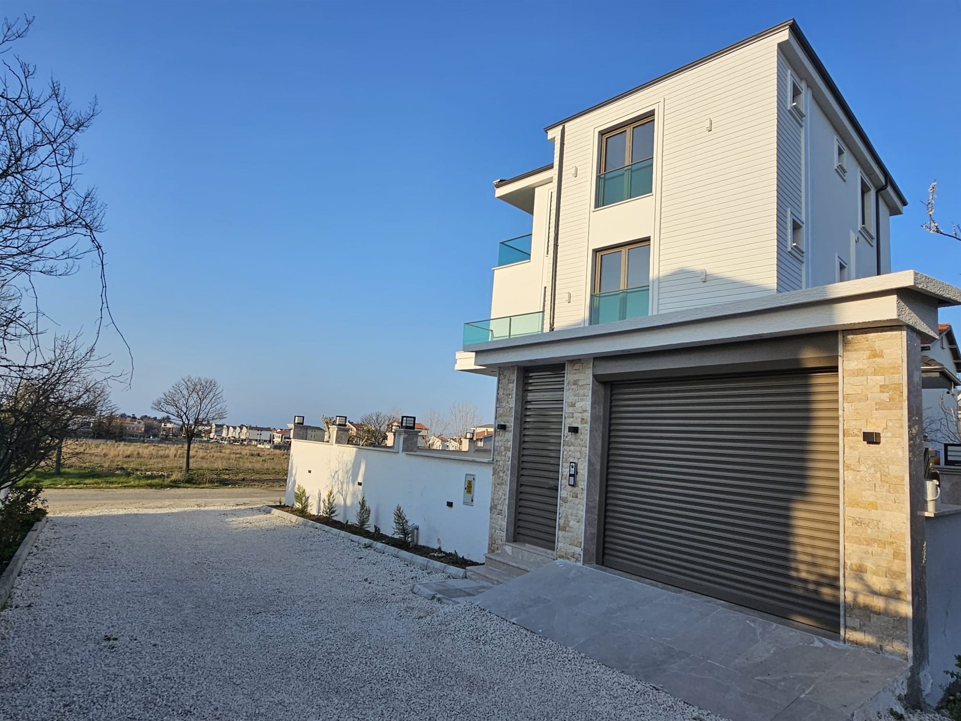 Villa giriş ve garaj cephesi