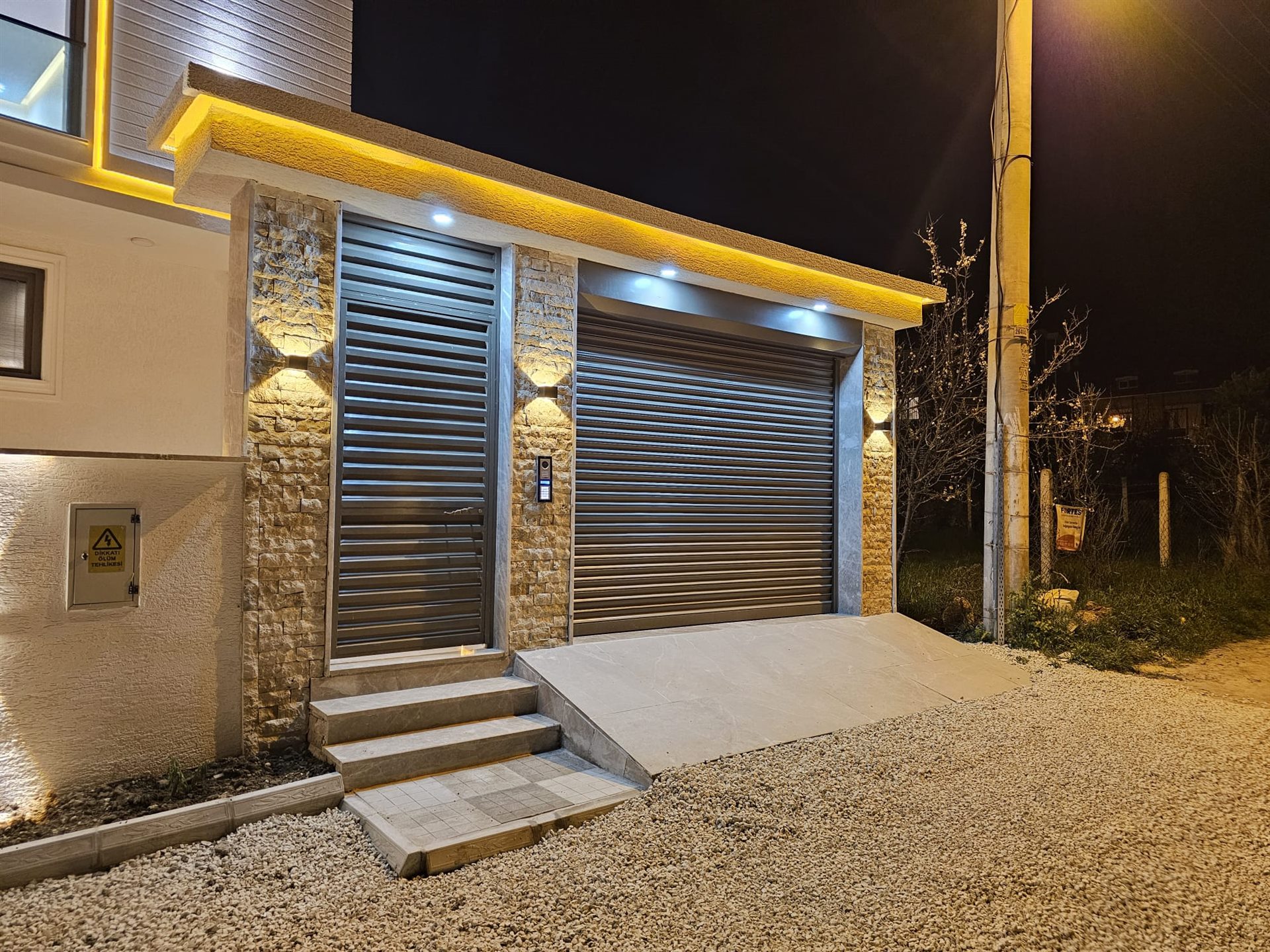 Aydınlatılmış villa giriş cephesi
