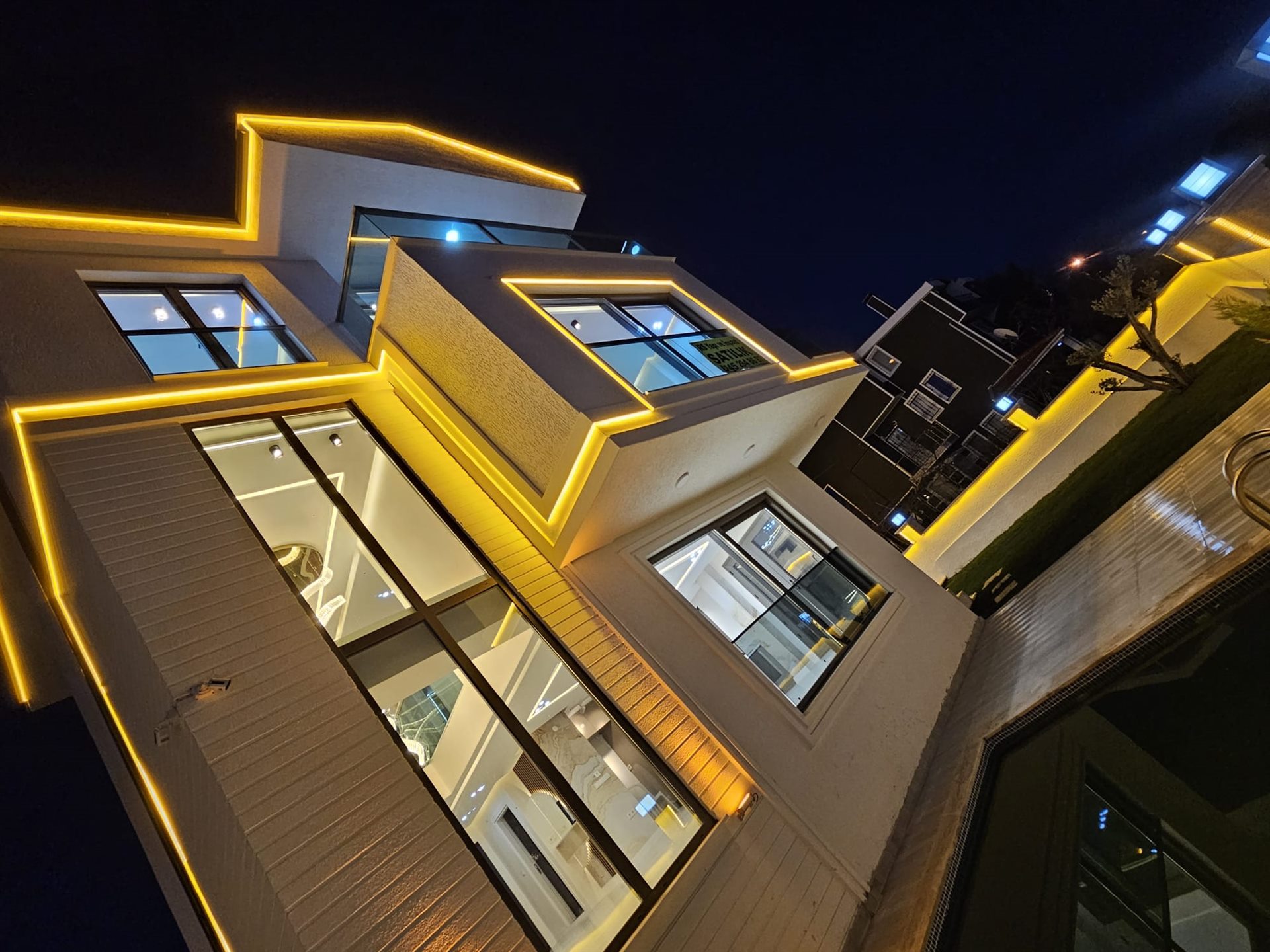 Villanın gece görünümü