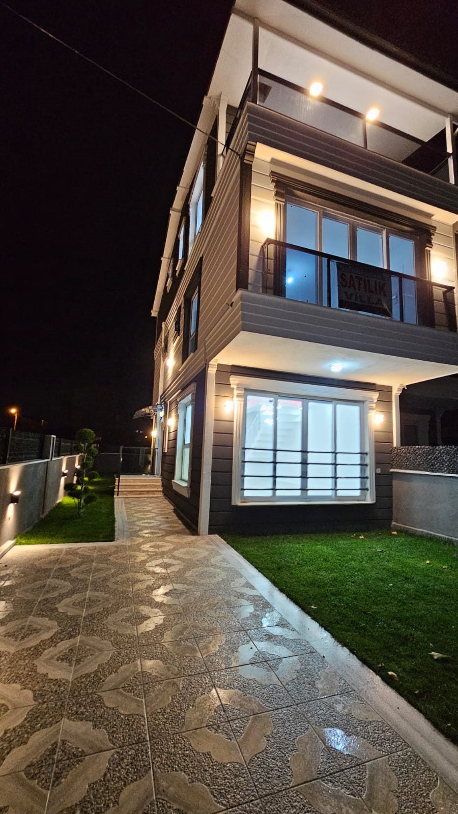 Tamamlanan villa projesi gece görünümü