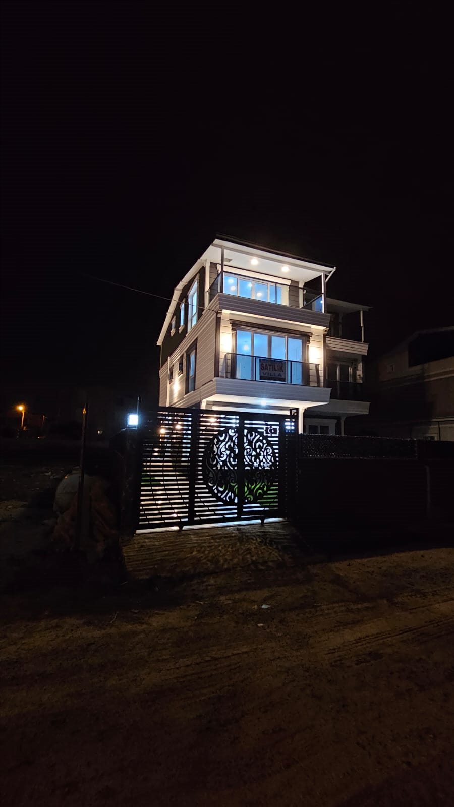 Aydınlatılmış villa dış cephesi